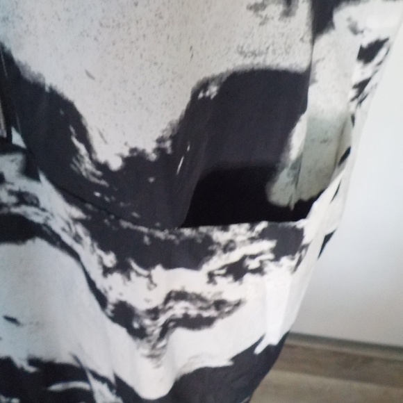 Blk/White Crisp Mini Dress - Picture 9 of 13